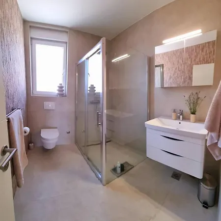 With A View And Heated Pool In Croatia Apartamento Murter