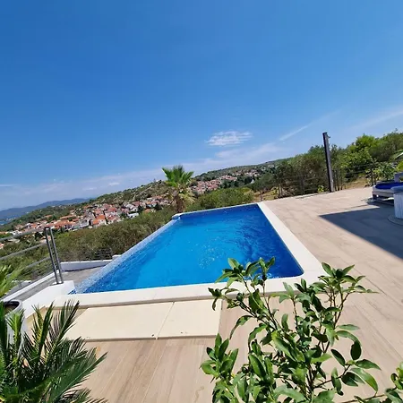 Apartment With A View And Heated Pool In Croatia Murter