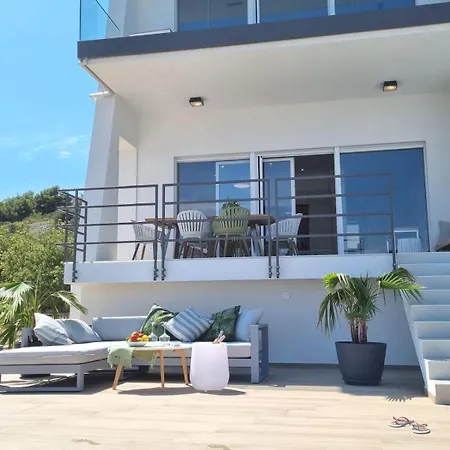 Apartment With A View And Heated Pool In Croatia *