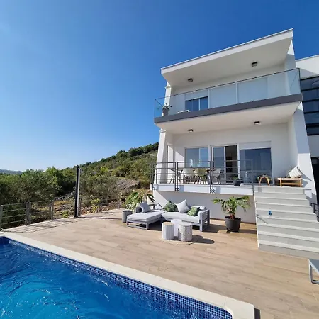 Apartment With A View And Heated Pool In Croatia *